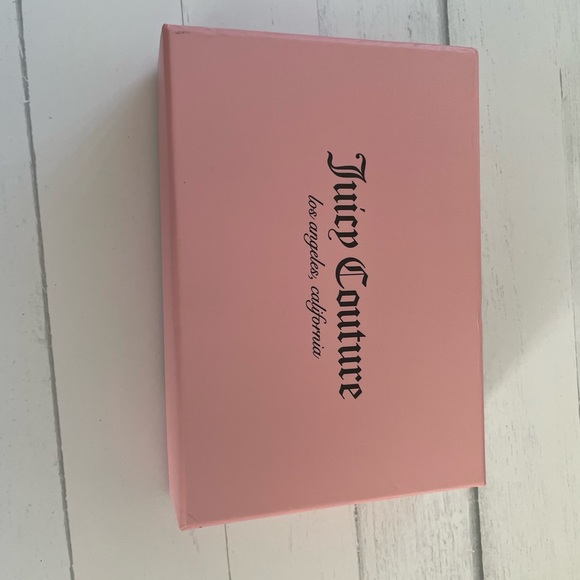 Juicy Couture Black Beige Blooms Zip Around NWT Great 🎁 - Picture 3 of 9